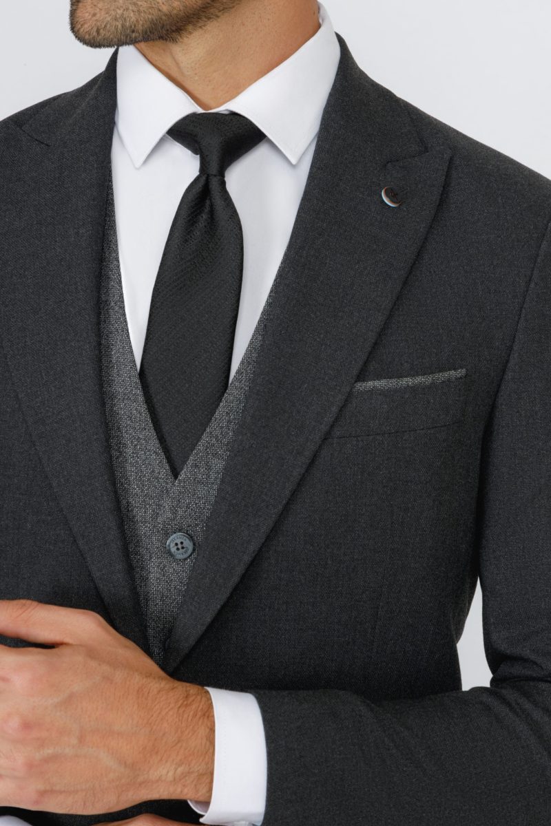 Slim Fit Suit with Peak Lapel and Flap Pockets