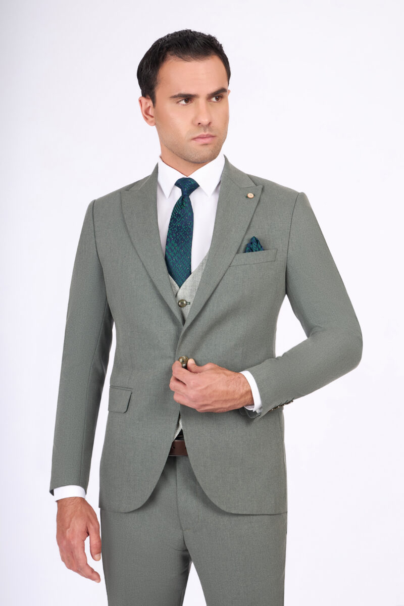 Slim Fit Suit with Peak Lapel & Single-Breasted Vest